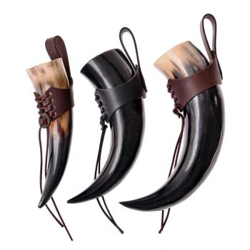 Trinkhorn mit Halter aus Leder