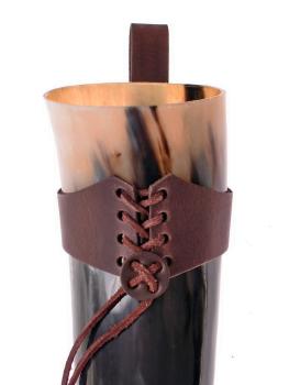 Trinkhorn mit Halter aus Leder
