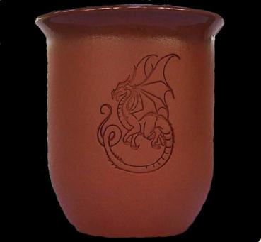 Trinkbecher aus Ton mit Drachen