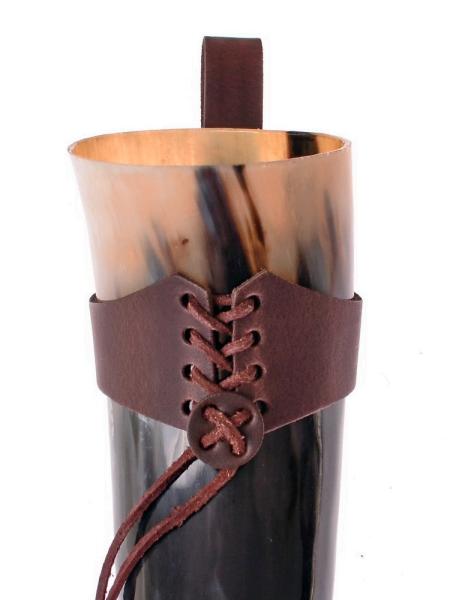 Trinkhorn mit Halter aus Leder